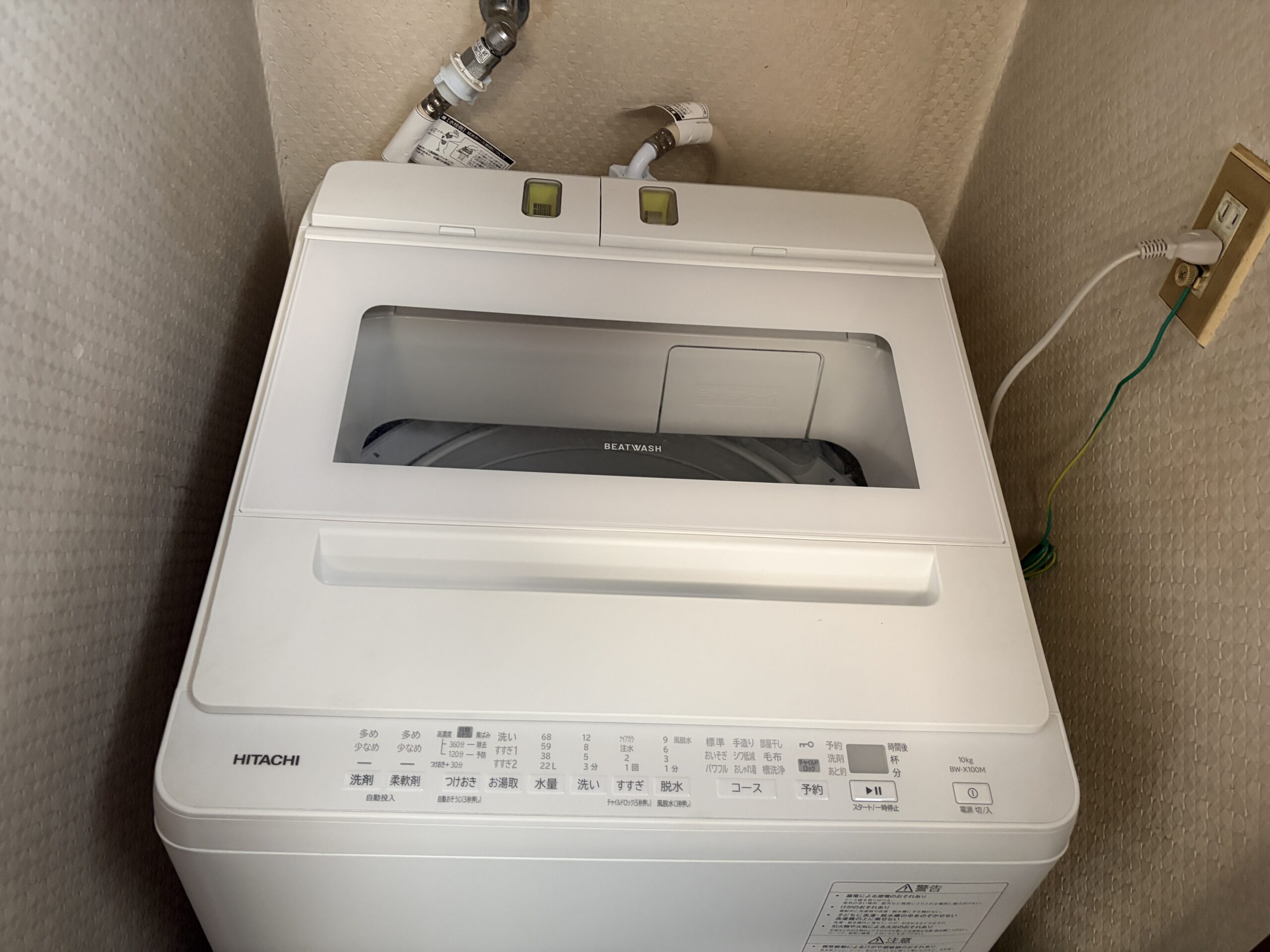 洗濯機置き場に設置された日立ビートウォッシュ BW-X100M をふたを閉じた状態で斜め上から撮影した写真