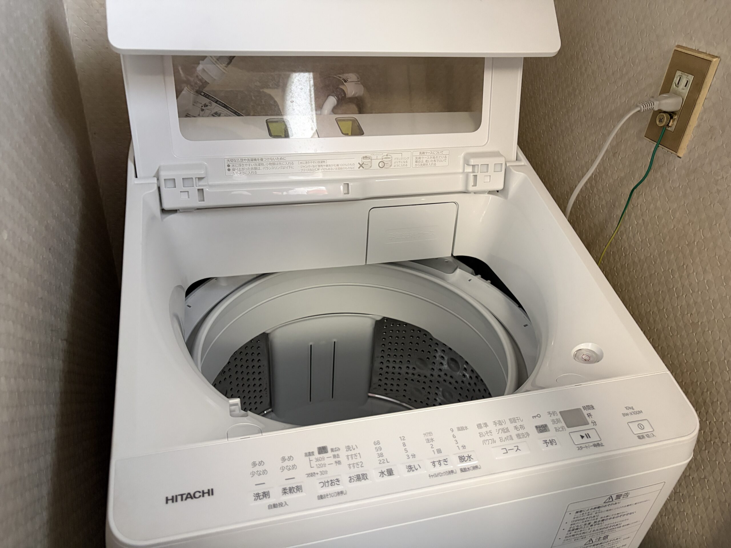 日立ビートウォッシュBW-X100Mのふたを開け、洗濯槽と手動洗剤ケースが見える状態