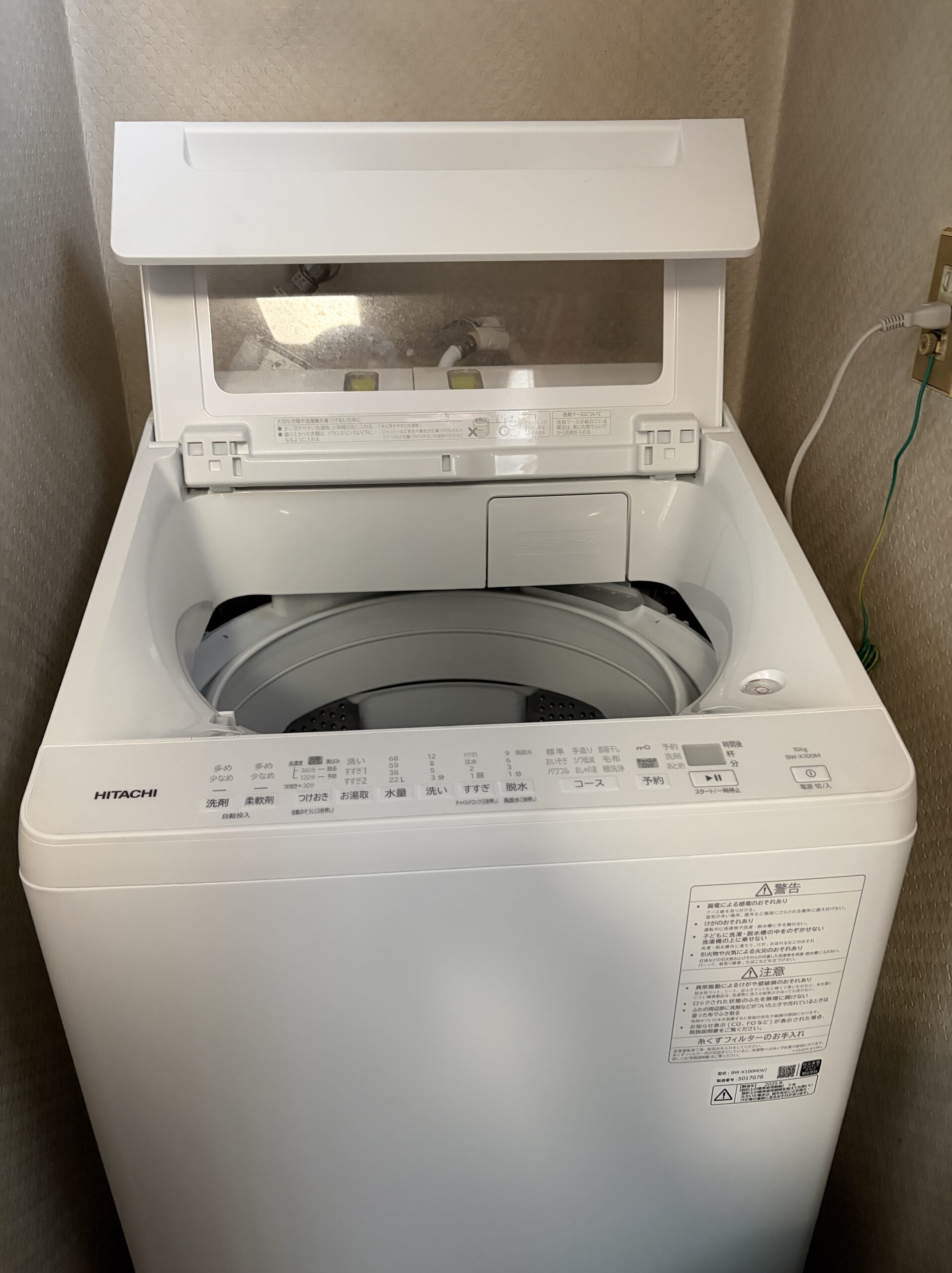 設置スペースに置かれた家電を側面が見える角度から撮影し、奥行きの余裕が分かる写真