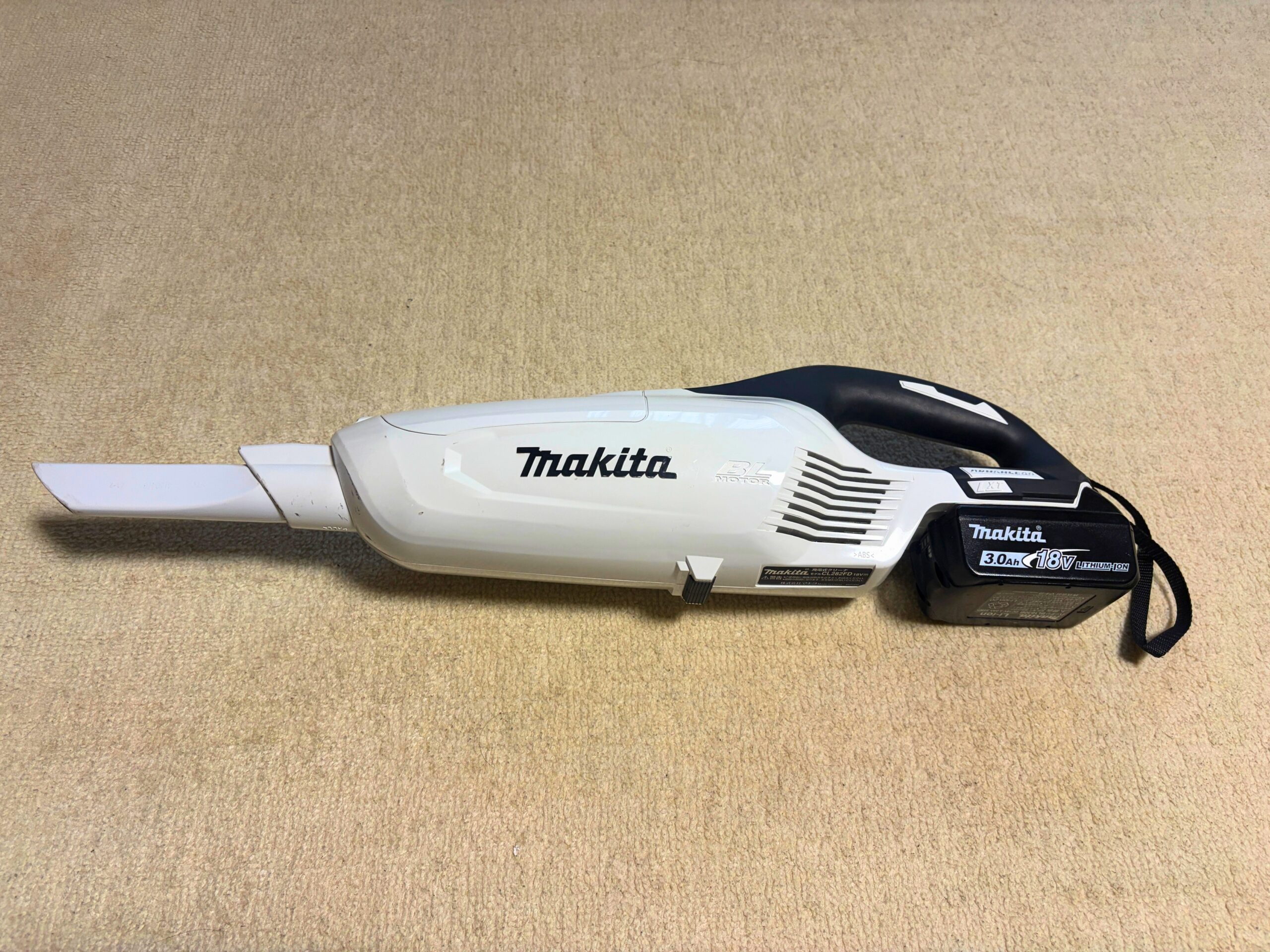 18Vバッテリーとノズルを装着したマキタの充電式クリーナーCL282FDを横から撮った全体の様子