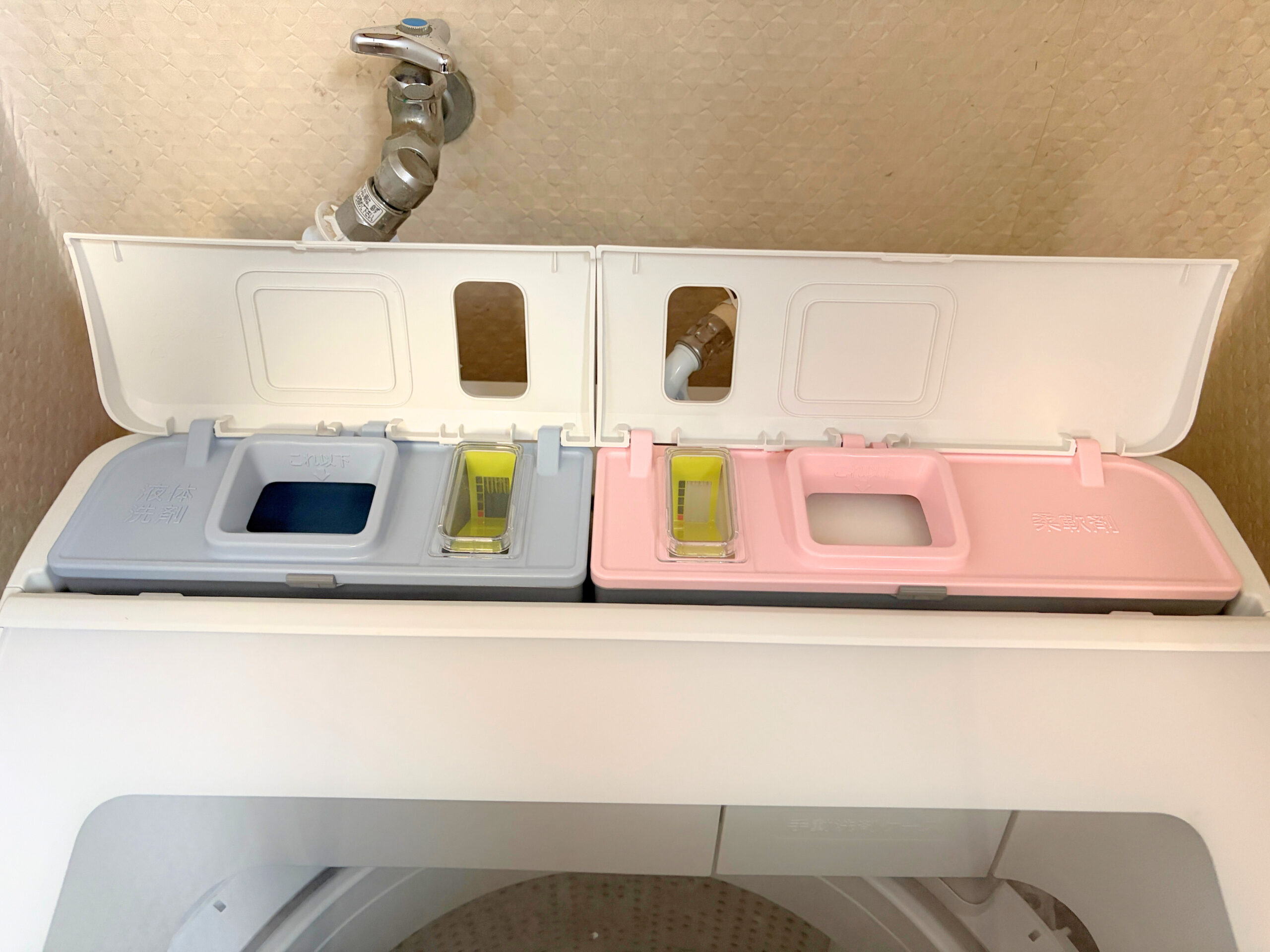 洗濯機上部にある液体洗剤と柔軟剤の自動投入タンクの外ぶたを開けた状態