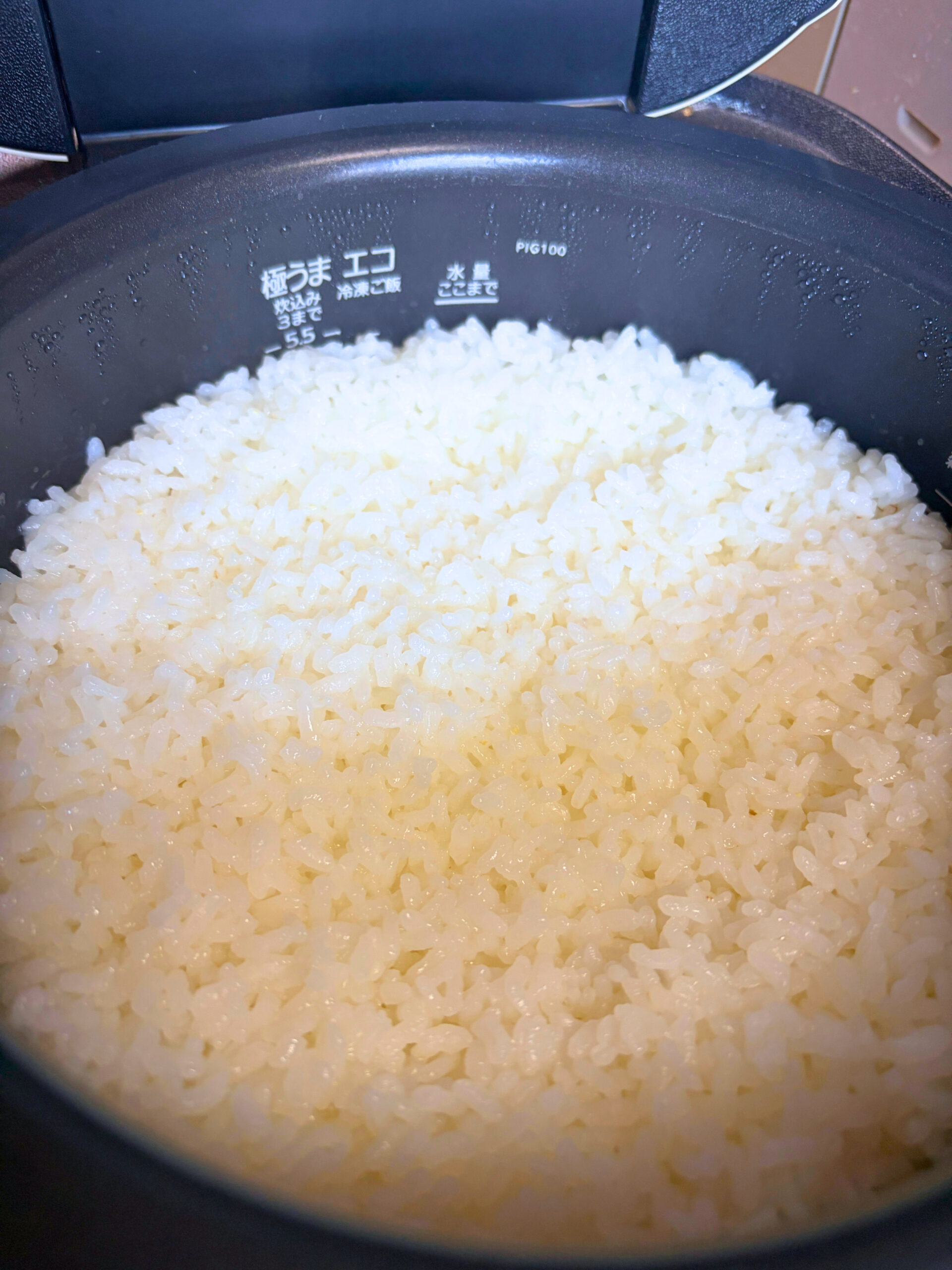 圧力IH炊飯器の内釜の中で炊き上がった、つやのある白米